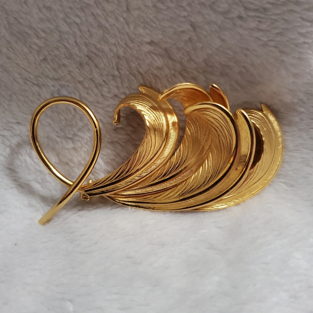 Vintage Gold Tone Leaf Brooch